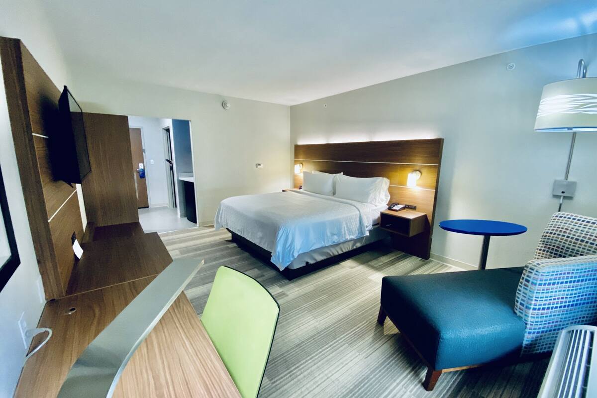 desk, iron/ironing board, cots/infant beds, rollaway beds