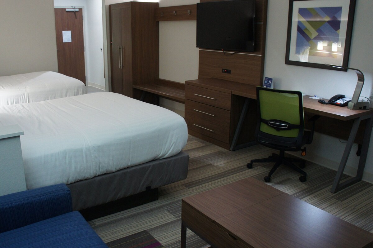 Suite, 2 queensize-senger | Skrivebord, strykejern/-brett og barnesenger