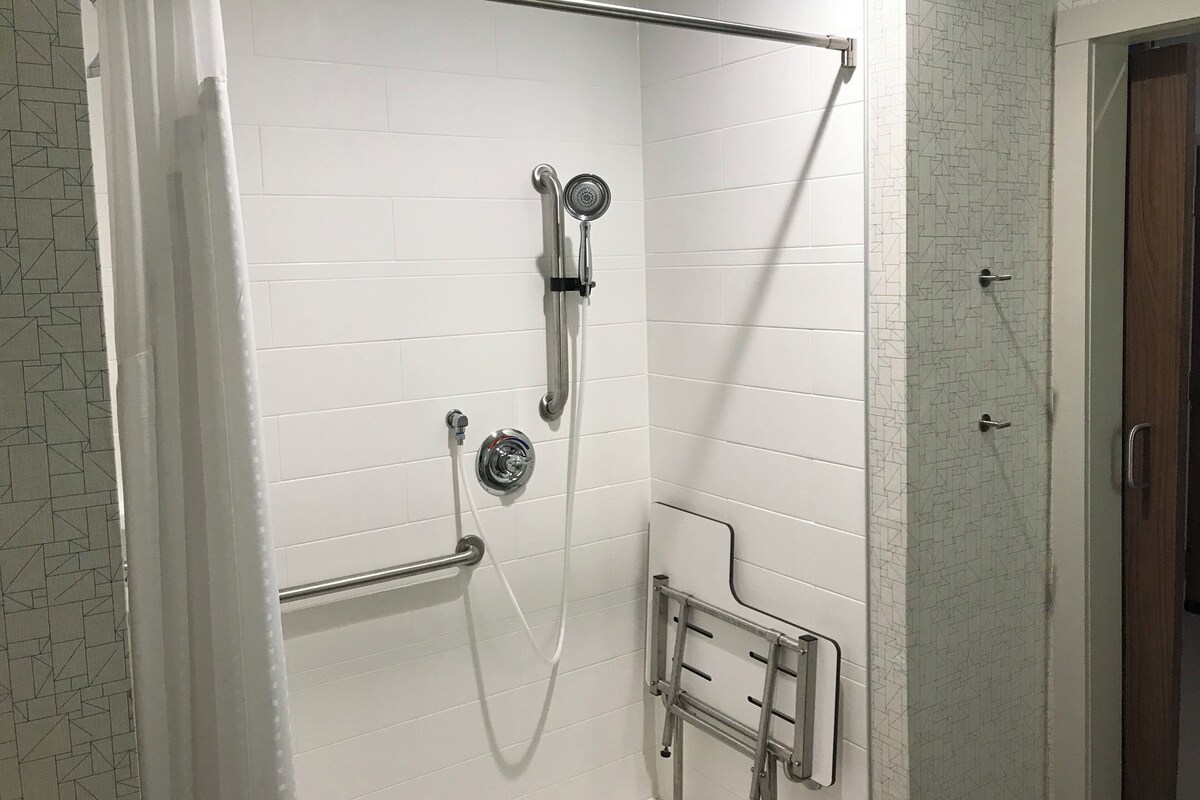 Rom – standard, 1 kingsize-seng, tilgjengelighetstilpasset (Mobility Roll-In Shower) | Skrivebord, strykejern/-brett og barnesenger
