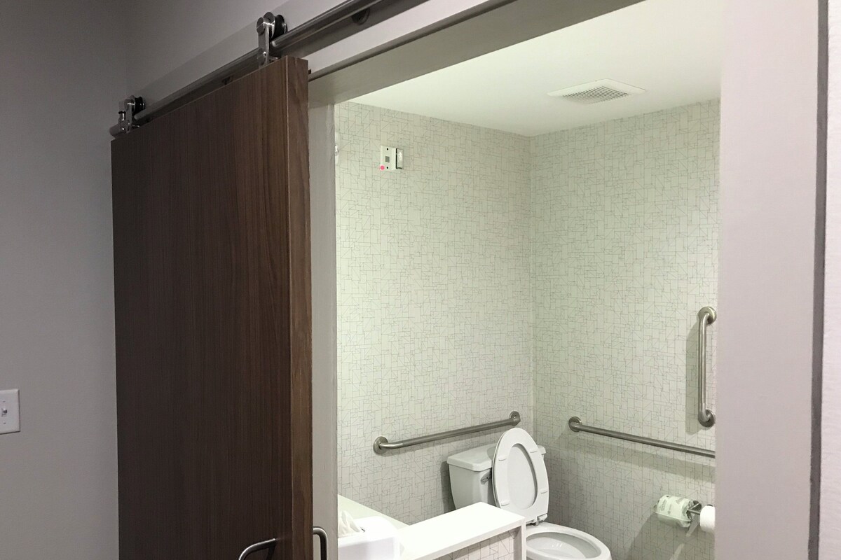 Rom – standard, 1 kingsize-seng, tilgjengelighetstilpasset (Mobility Tub) | Skrivebord, strykejern/-brett og barnesenger