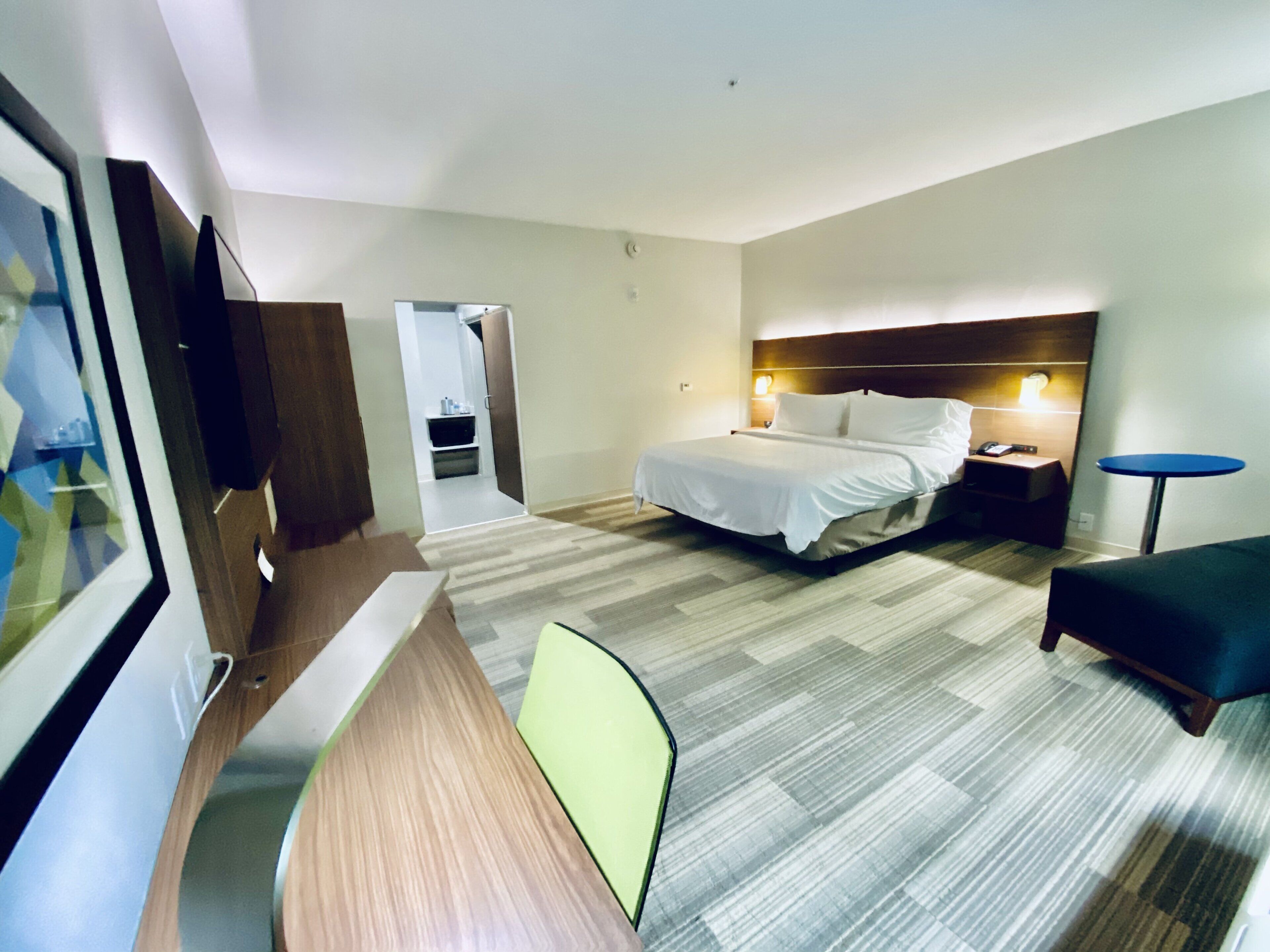 Bàn, bàn ủi/dụng cụ ủi quần áo, nôi/giường cho trẻ sơ sinh (phụ phí) 