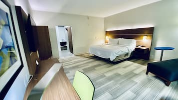 Skrivebord, strykejern/-brett og barnesenger