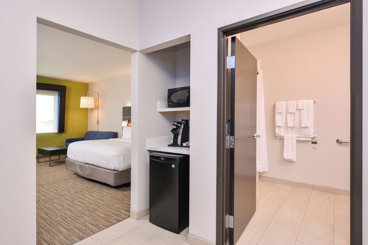 Suite, 1 King Bed with Sofa bed, Accessible (Mobility Tub) | In-room safe, desk, blackout curtains, iron/ironing board