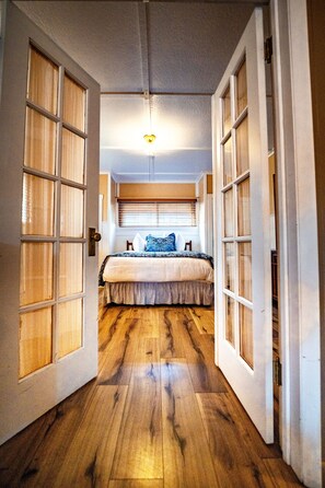 Cabaña, 2 camas de matrimonio, cocina (Centennial, Riverfront Deck) | Ropa de cama