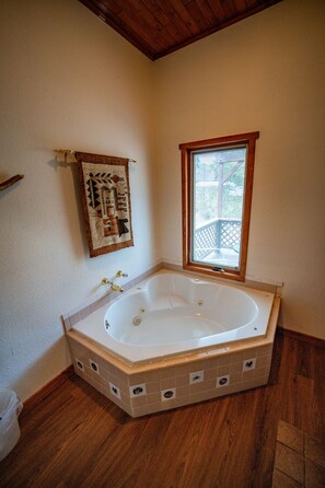 Habitación, 2 camas de matrimonio, bañera de hidromasaje (Roadside) | Baño | Toallas