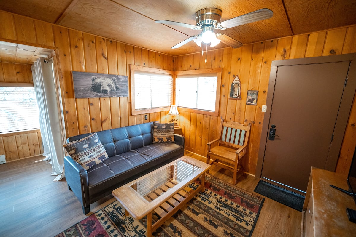 Ferienhütte, 1 Queen-Bett, Kochnische, Flussblick | Wohnbereich