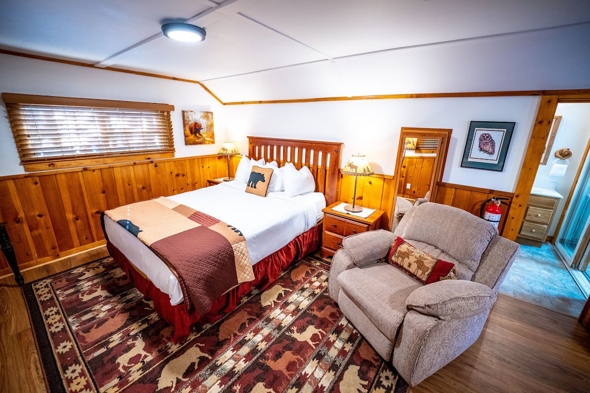 Huisje, 1 queensize bed, kitchenette (Centennial, Spa Tub) | 1 slaapkamer, beddengoed