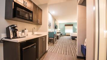 Suite, 1 Bedroom | Individually furnished, desk, iron/ironing board, free cribs/infant beds
