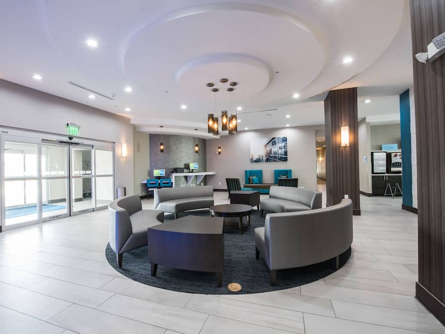 Área de estar no saguão