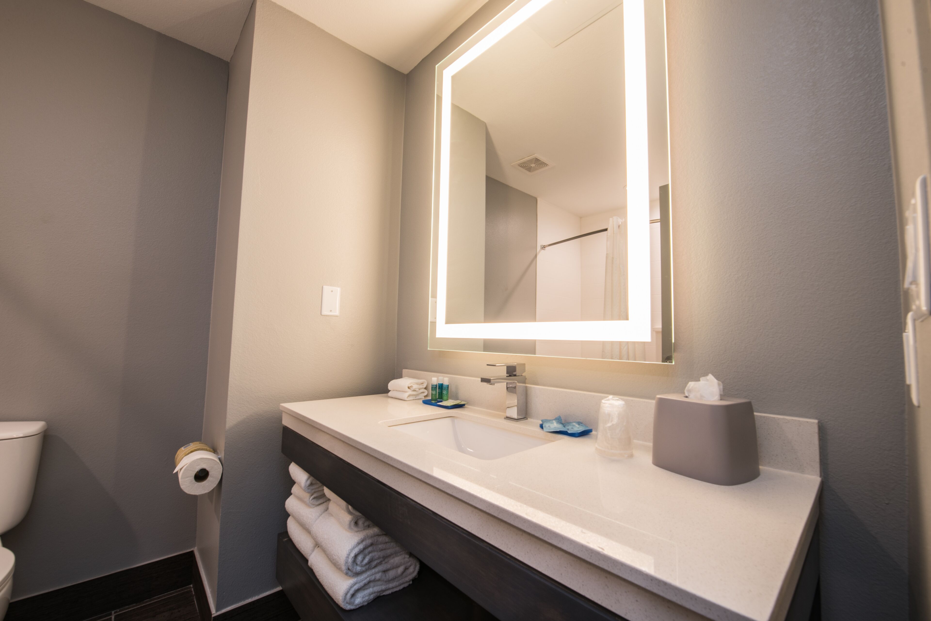 Photo - Holiday Inn Express & Suites Houston   Hobby Airport Area, An Ihg