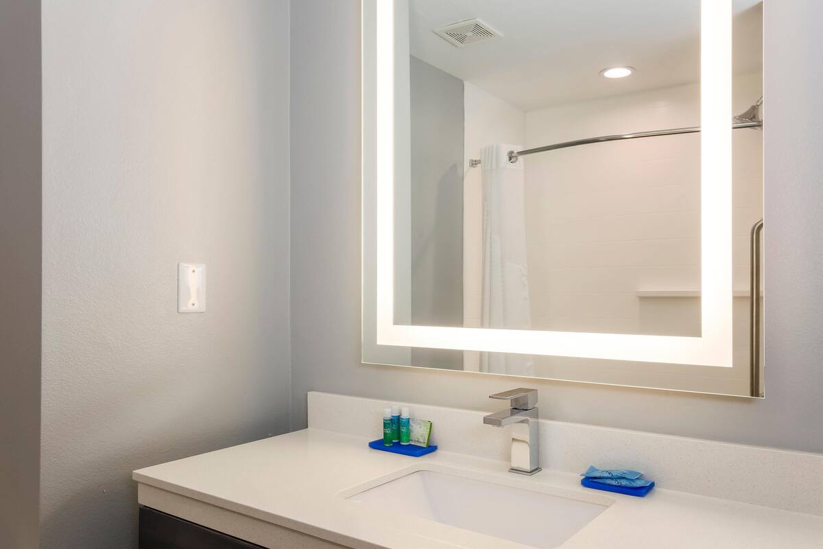 Bathroom | Free toiletries, hair dryer, towels