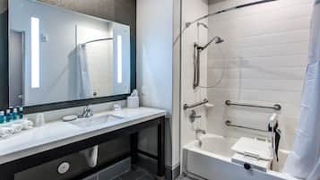 Combined shower/bathtub, free toiletries, hair dryer, towels