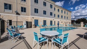 A poolside area with lounge chairs and a pool. - Holiday Inn Express & Suites Gatesville - N. Ft Hood by IHG (Gatesville)