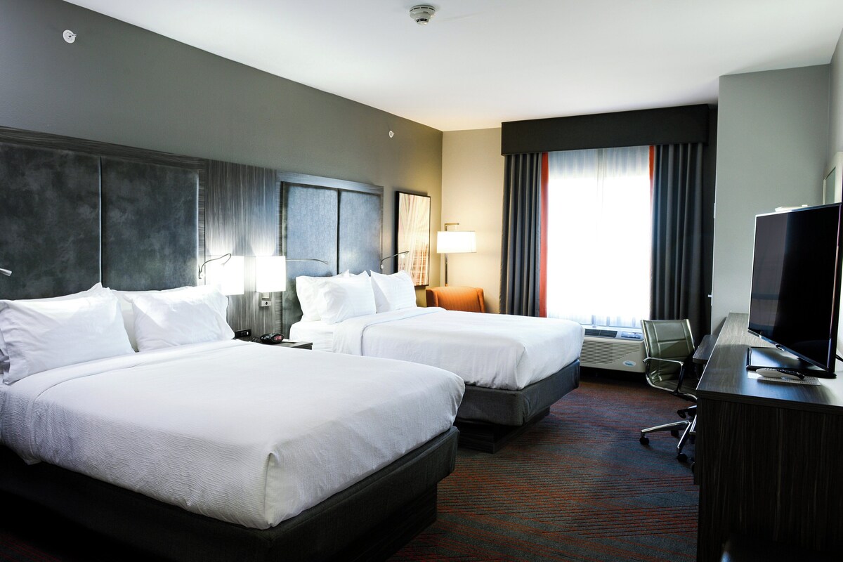 Premium bedding, down duvets, pillow-top beds, desk