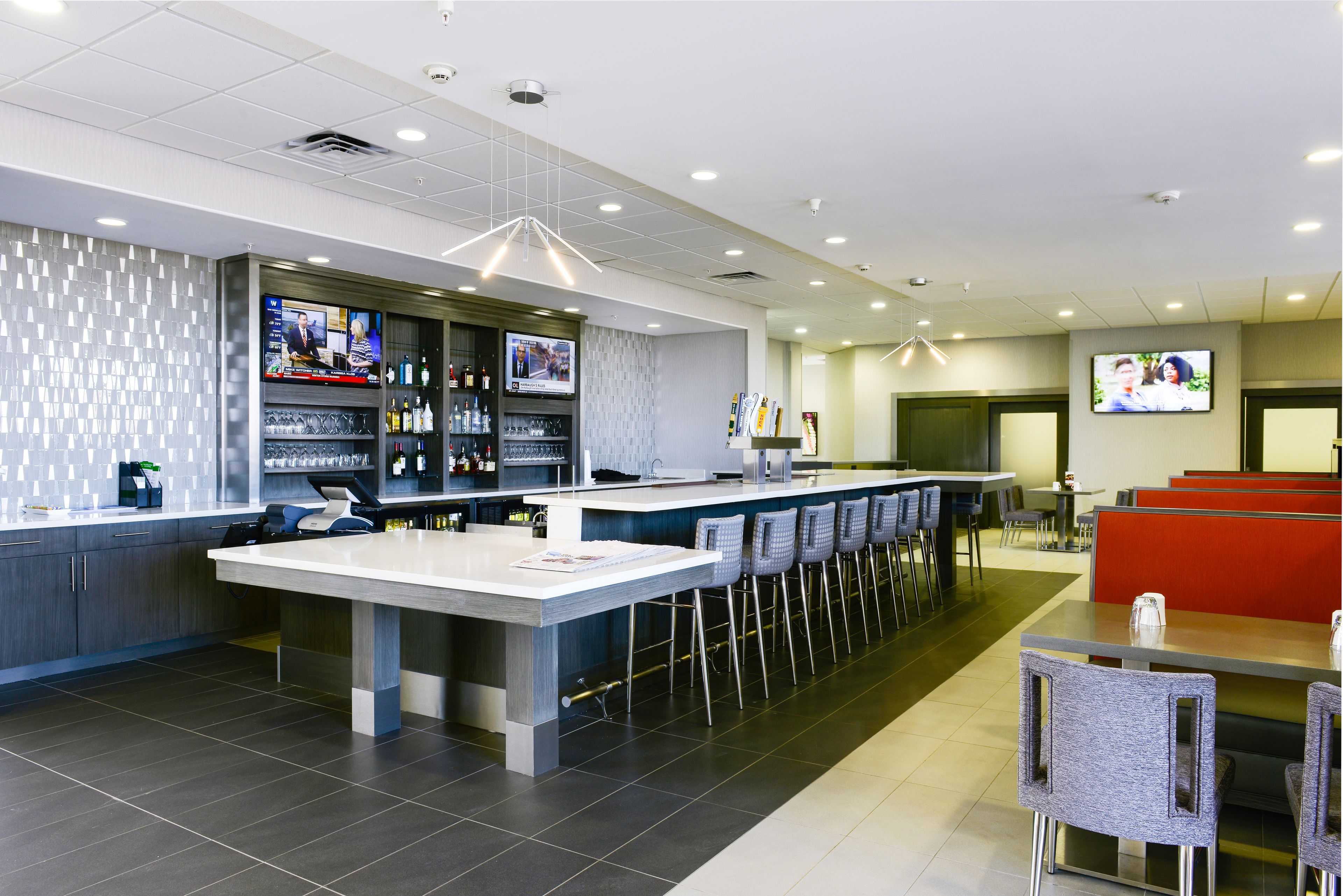 Serves breakfast, dinner and happy hour