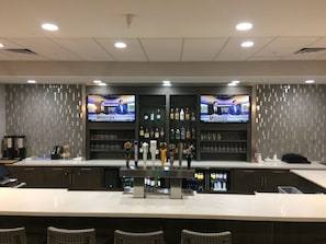 供应早餐、晚餐和欢乐时光优惠