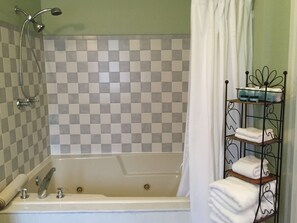 Magnetic Springs Suite | Deep soaking bathtub