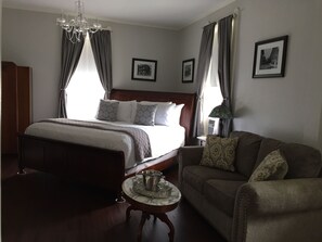 ห้องสวีท, เตียงคิงไซส์ 1 เตียง, เตาผิง | ห้องพักตกแต่งอย่างมีเอกลักษณ์, ตกแต่งพิเศษโดยเฉพาะ, เตารีด/โต๊ะรีดผ้า