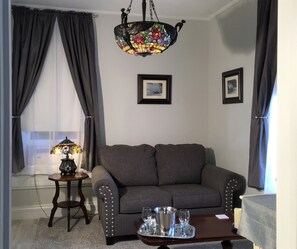 ห้องสวีท, เตียงคิงไซส์ 1 เตียง, ระเบียง | ห้องพักตกแต่งอย่างมีเอกลักษณ์, ตกแต่งพิเศษโดยเฉพาะ, เตารีด/โต๊ะรีดผ้า