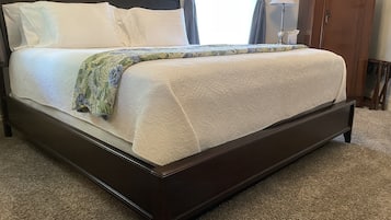 Suite, 1 cama King size, balcón | 1 habitación, decoración personalizada y muebles diferentes