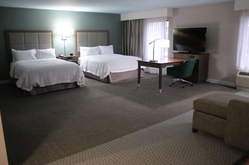 Coffres-forts dans les chambres, fer et planche à repasser