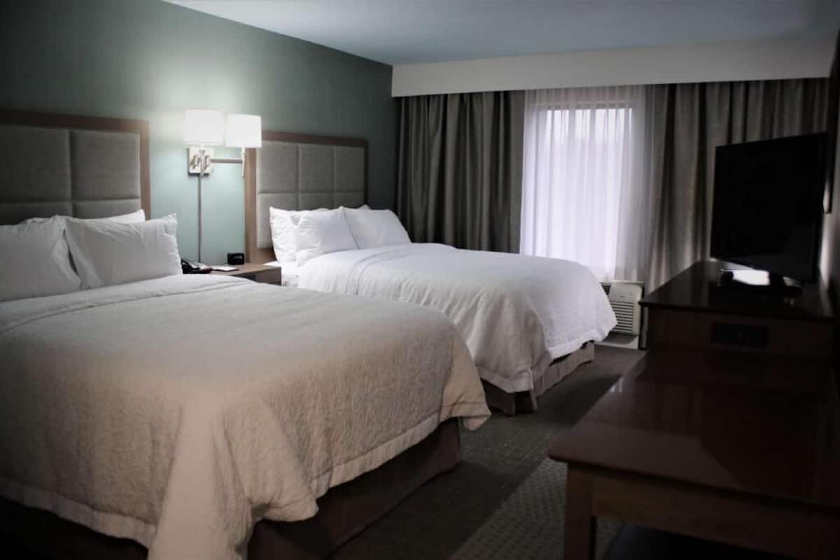 Coffres-forts dans les chambres, fer et planche Ă repasser