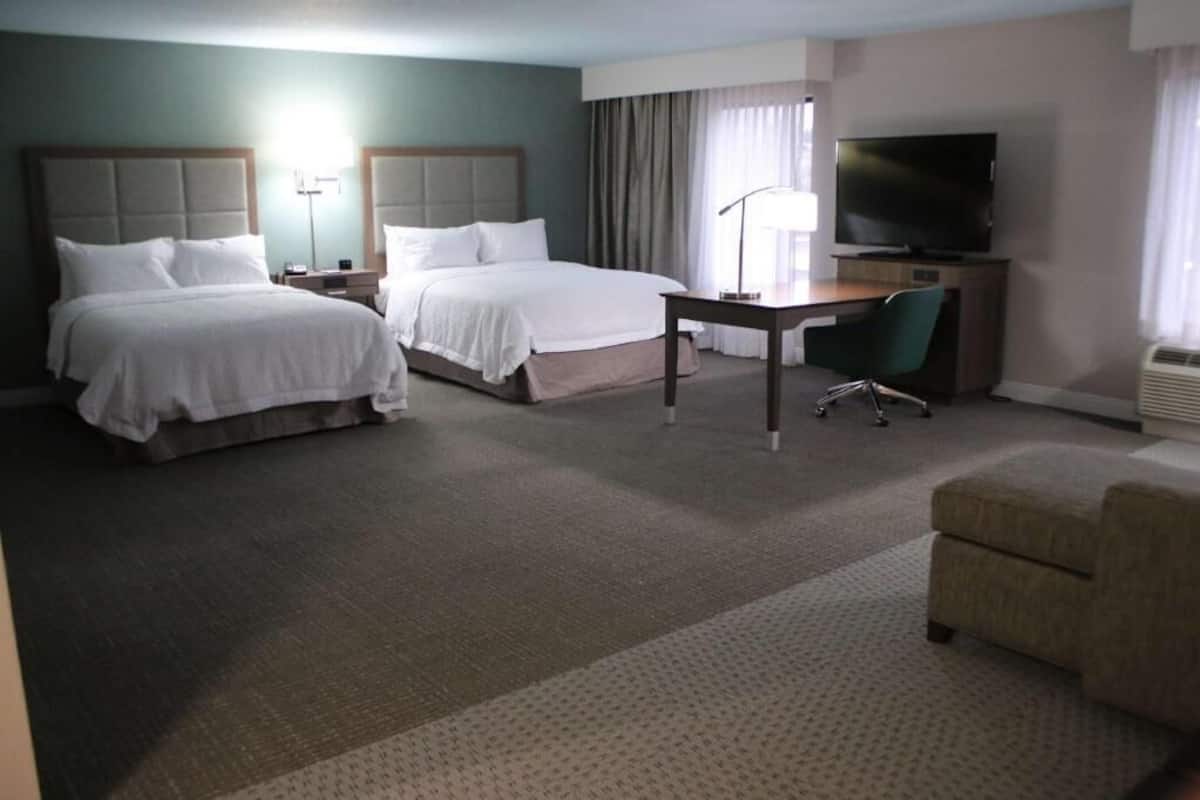 Coffres-forts dans les chambres, fer et planche Ă repasser