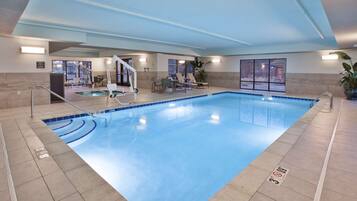 Piscine couverte, accÚs possible de 06 h 00 à 23 h 00, chaises longues