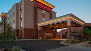 A Hampton Inn hotel with a prominent entrance and a covered walkway. - Hampton Inn Kanab (Kanab)