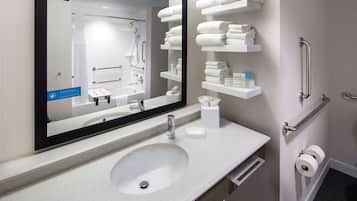 Studiolejlighed - 1 kingsize-seng - handicapvenligt - ikke-ryger (Roll In Shower) | Badeværelse | Kombination af bruser/badekar, gratis toiletartikler, hårtørrer