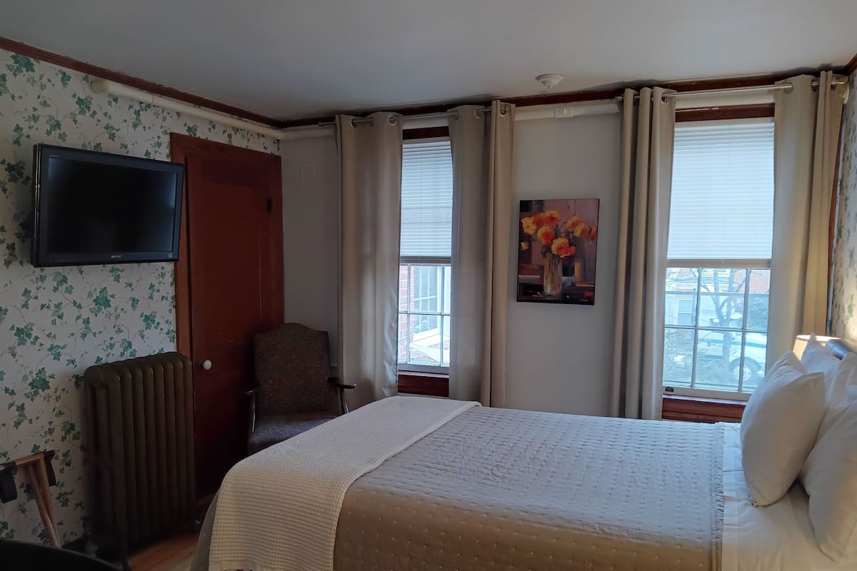 Standard Room, 1 Full Bed | Iron/ironing board, free WiFi