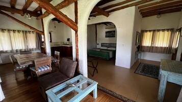 Sviitti, 1 suuri parisänky, terassi, osittainen valtamerinäköala | Ylelliset vuodevaatteet, minibaari, tallelokero huoneessa