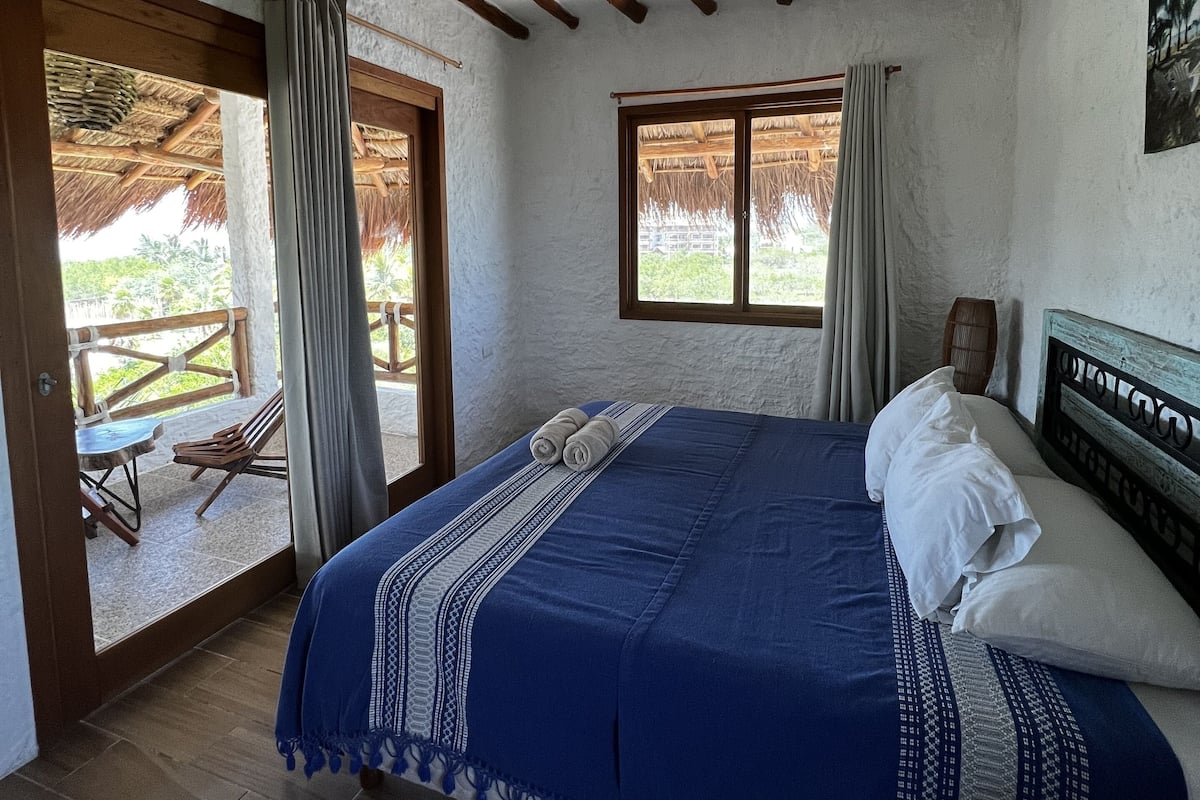Suite, 1 letto king, terrazzo, vista oceano parziale | Biancheria da letto di alta qualità, minibar, una cassaforte in camera
