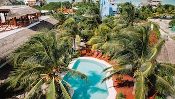 Piscine extérieure, chaises longues