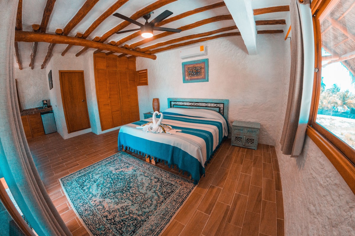 Suite, 1 letto king, terrazzo, vista piscina | Biancheria da letto di alta qualità, minibar, una cassaforte in camera
