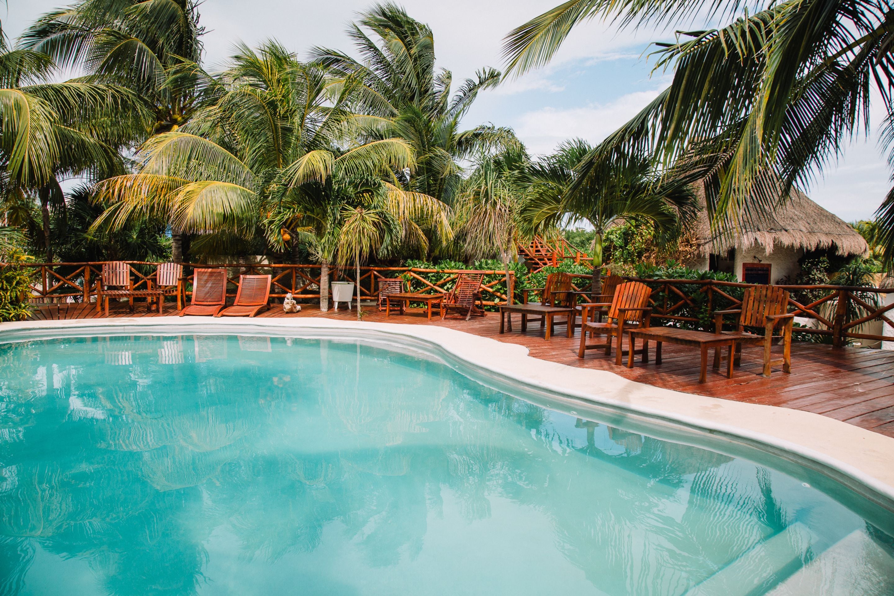Kolam renang terbuka, kerusi lepak pantai 