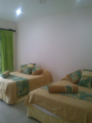 Habitación doble, 2 camas matrimoniales | Escritorio, wifi gratis y ropa de cama