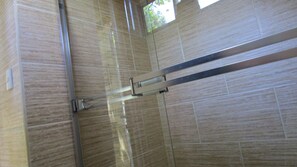 Room, 1 Double Bed | Bathroom | Shower, free toiletries, hair dryer, towels - Hotel Sueño Tranquilo (Quepos)