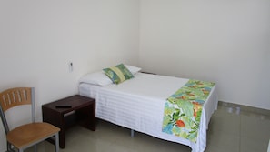 Habitación, 1 cama matrimonial | Escritorio, wifi gratis y ropa de cama