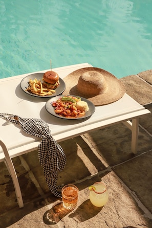 Piscine extérieure, parasols, chaises longues
