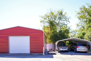 Free self parking - Woodfield Inn & Suites Hotel O, Yoakum TX 111 (Yoakum)