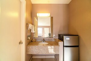 Habitación, 1 cama de matrimonio grande, no fumadores | Baño | Artículos de higiene personal gratuitos y toallas