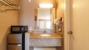 Room, Non Smoking (2 Full Beds) | Bathroom | Free toiletries, towels