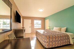 Escritorio, wifi gratis y ropa de cama