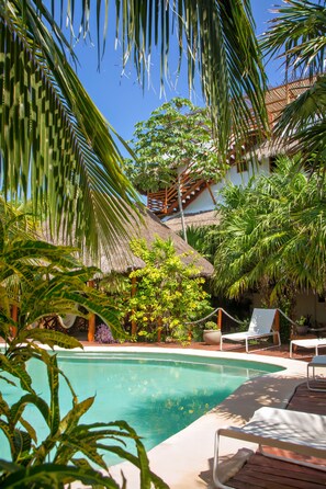 室外游泳池，08:00 至 20:00 开放，日光浴躺椅