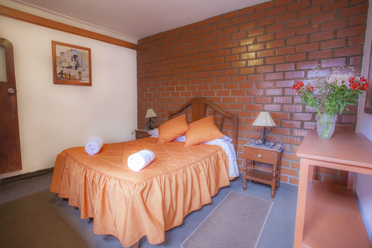 Double Room, Private Bathroom | Peti besi dalam bilik, seterika/papan seterika