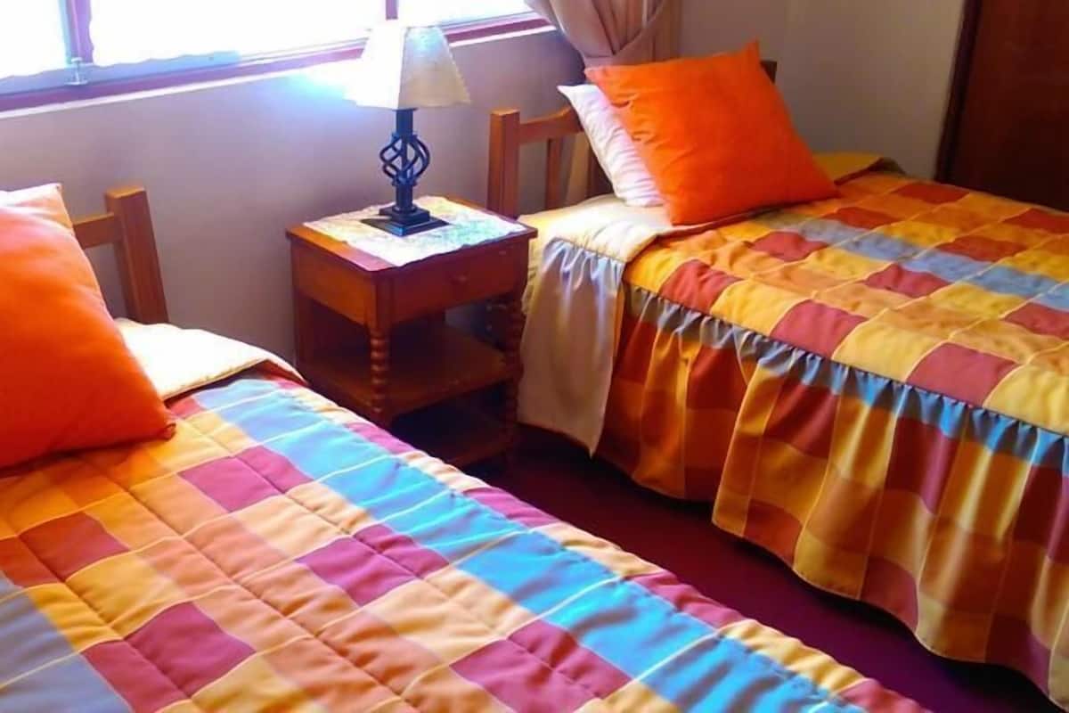 Twin Room, Shared Bathroom, City View | Peti besi dalam bilik, seterika/papan seterika