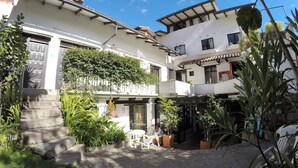 View from property - L'AUBERGE INN - Hostel (Quito)