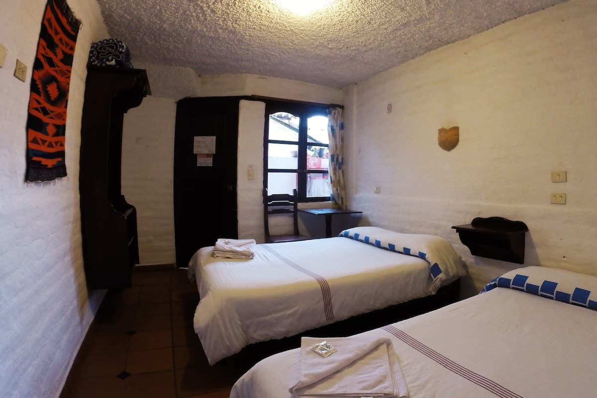 Habitación con 2 camas individuales, baño privado | Ropa de cama de alta calidad y tabla de planchar con plancha