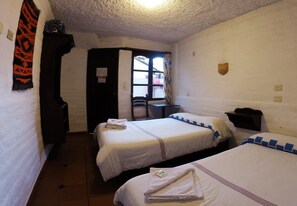 Twin Room, Private Bathroom | Premium bedding, iron/ironing board, free WiFi - L'AUBERGE INN - Hostel (Quito)